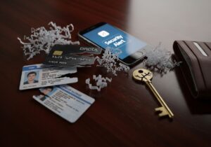 Tarjetas y documentos fragmentados sobre la mesa