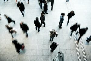 personas caminando sobre suelo